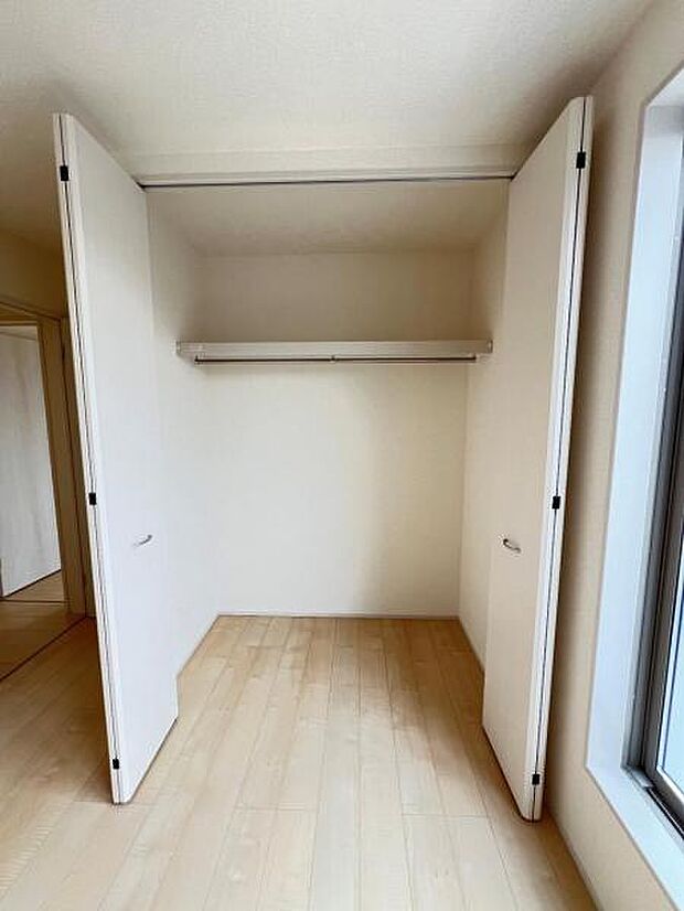 いつでもお部屋をスッキリお使い頂ける収納スペースを設置。