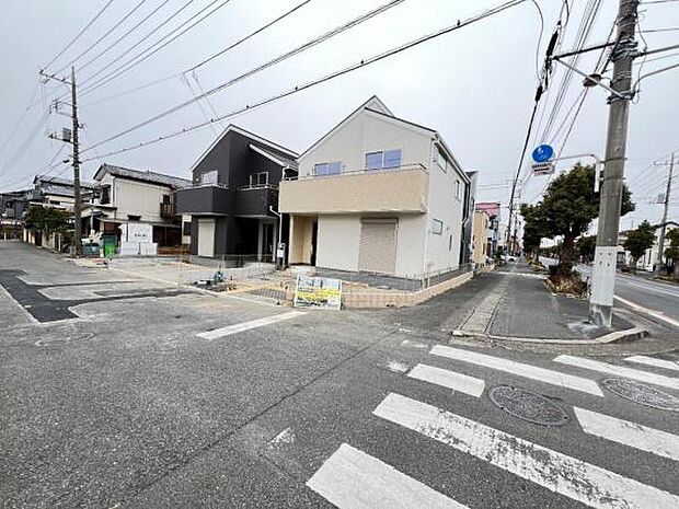 前面道路を含めた現地写真です。