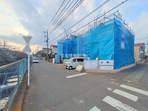 前面道路を含めた現地写真です。