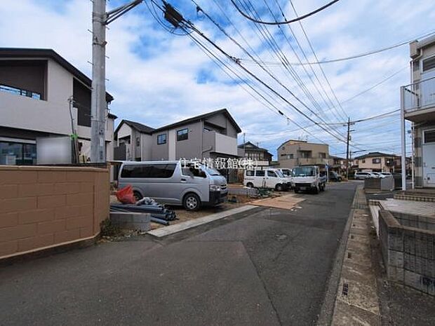 前面道路を含めた現地写真です。