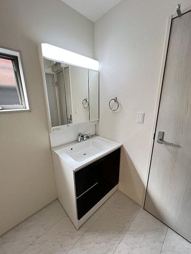 洗面化粧台です。朝の身支度から1日が始まります。