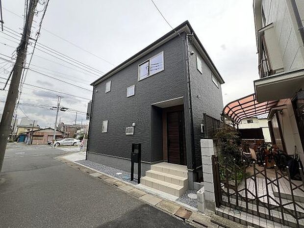 前面道路を含めた現地写真です。ぜひ周辺環境も併せてご覧ください。