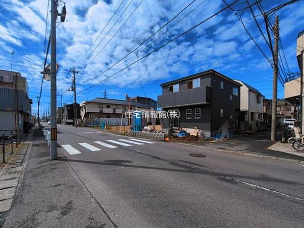 前面道路を含めた現地写真です。