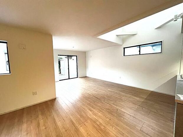 お食事中もキッチンと会話が楽しめるダイニングスペース。