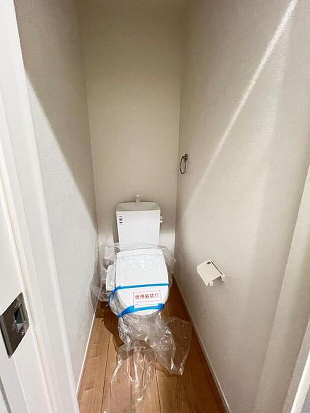 シャワー洗浄機能付のトイレは、清潔感が印象的な空間ですね。