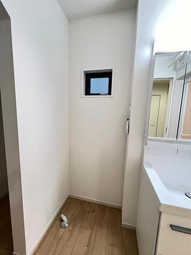 独立洗面台の横にはランドリースペースがございます。