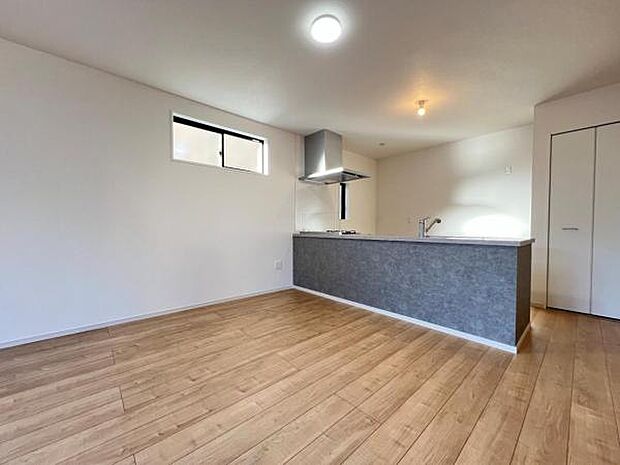 お食事中もキッチンと会話が楽しめるダイニングスペース。