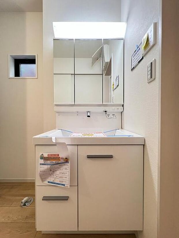 洗面化粧台です。朝の身支度から1日が始まります。