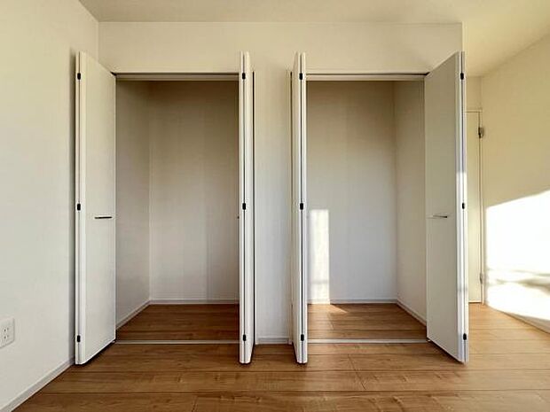 いつでもお部屋をスッキリお使い頂ける収納スペースを設置。