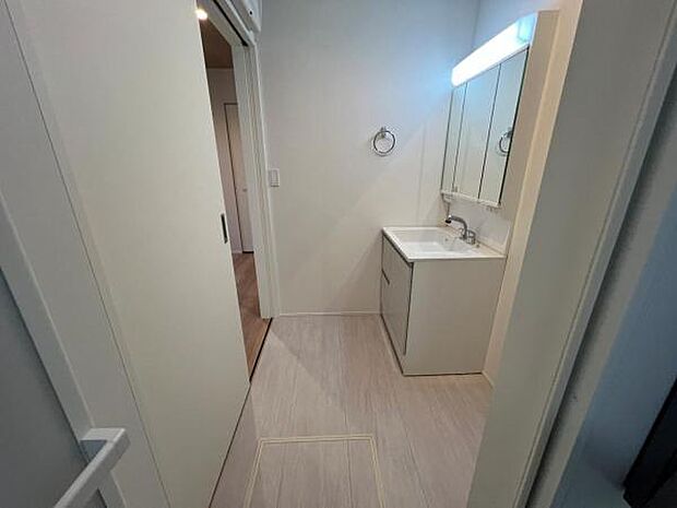 快適で清潔感がある脱衣スペースです。