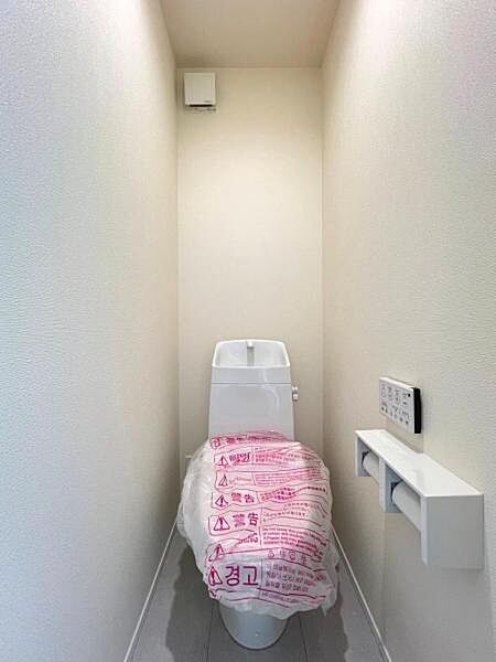 シャワー洗浄機能付のトイレは、清潔感が印象的な空間ですね。