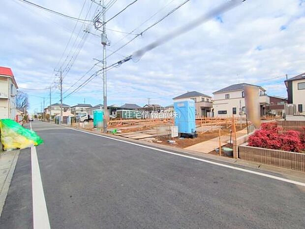 前面道路を含めた現地写真です。