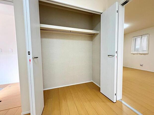 いつでもお部屋をスッキリお使い頂ける収納スペースを設置。