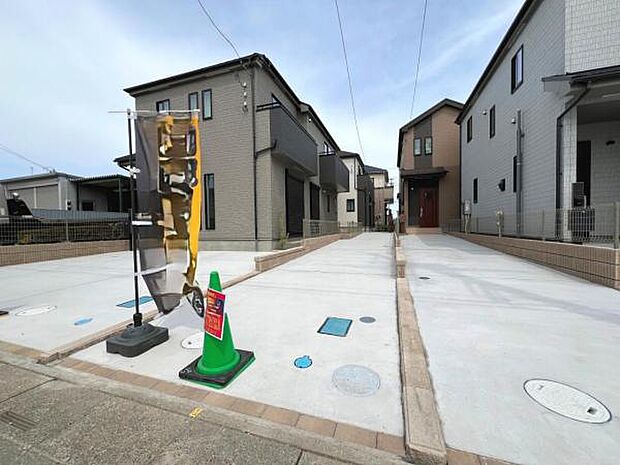 前面道路を含めた現地写真です。ぜひ周辺環境も併せてご覧ください。
