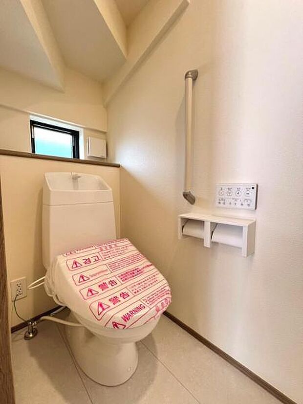 シャワー洗浄機能付のトイレは、清潔感が印象的な空間ですね。