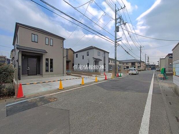 前面道路を含めた現地写真です。