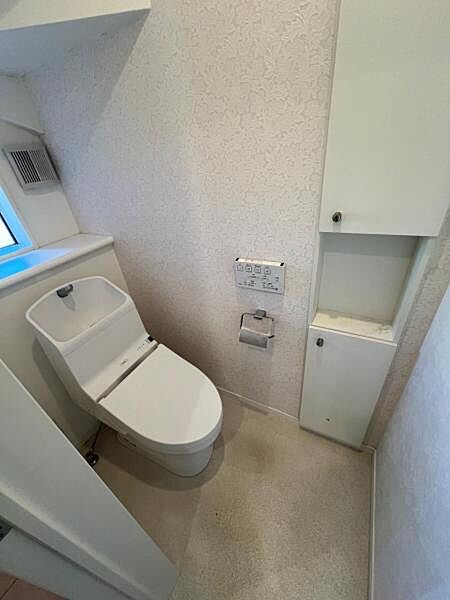シャワー洗浄機能付のトイレは、清潔感が印象的な空間ですね。