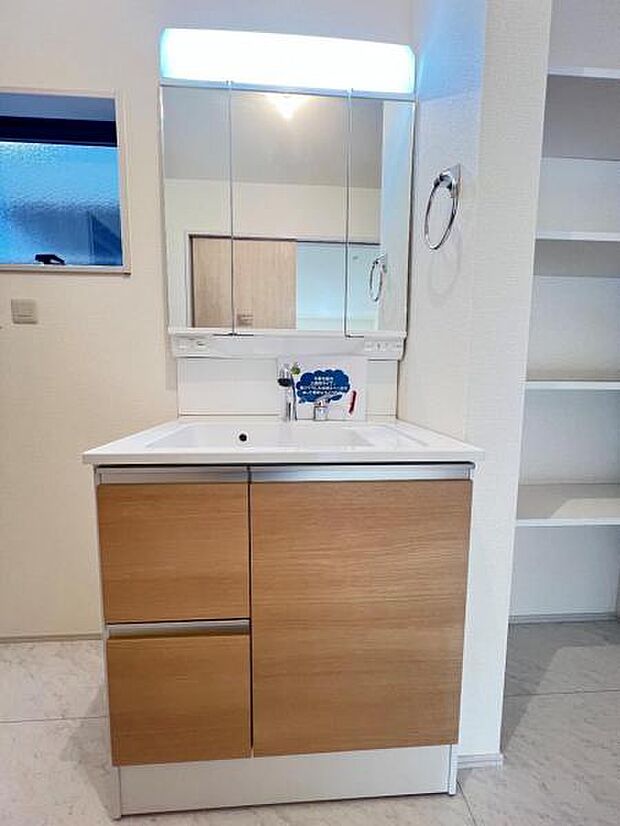 洗面化粧台です。朝の身支度から1日が始まります。