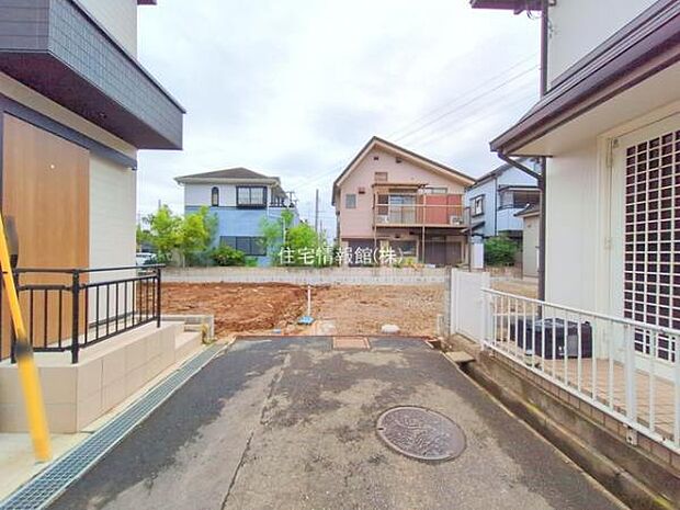 前面道路を含めた現地写真です。