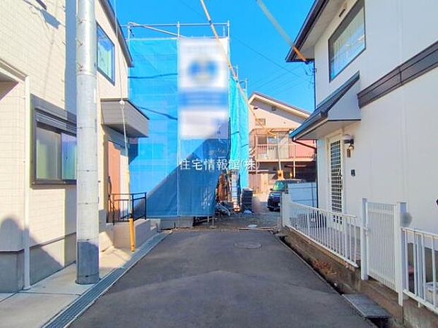 前面道路を含めた現地写真です。