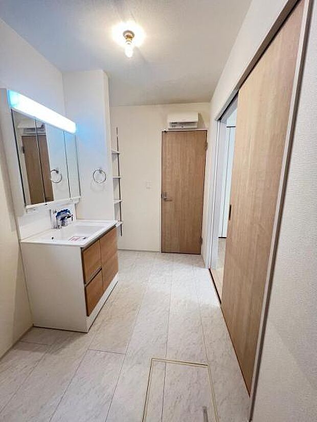 脱衣所は小さなお子様がいるご家庭にも重宝されます。