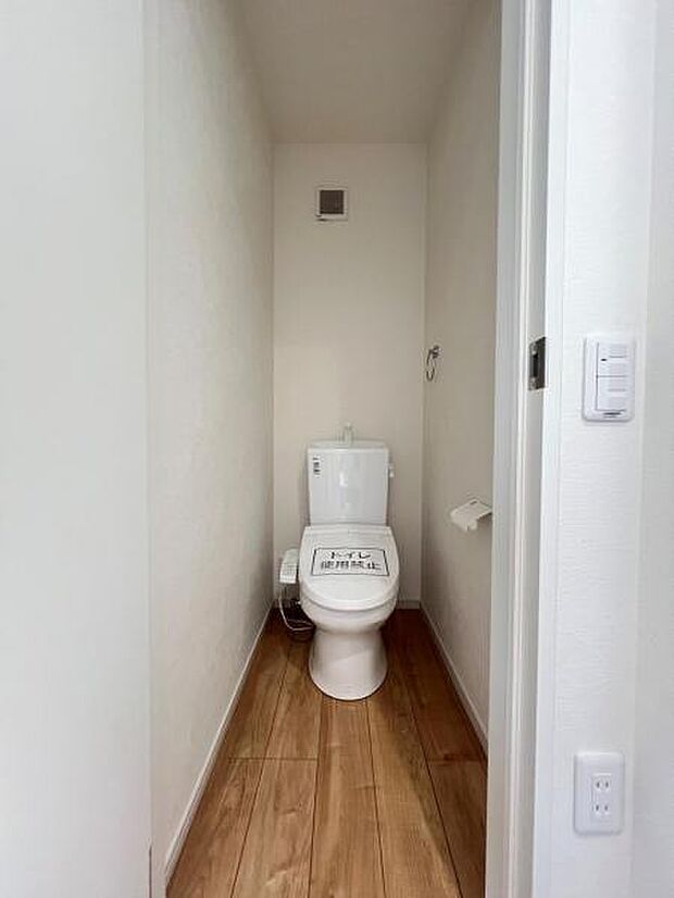 シャワー洗浄機能付のトイレは、清潔感が印象的な空間ですね。