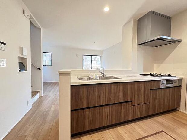 お食事中もキッチンと会話が楽しめるダイニングスペース。