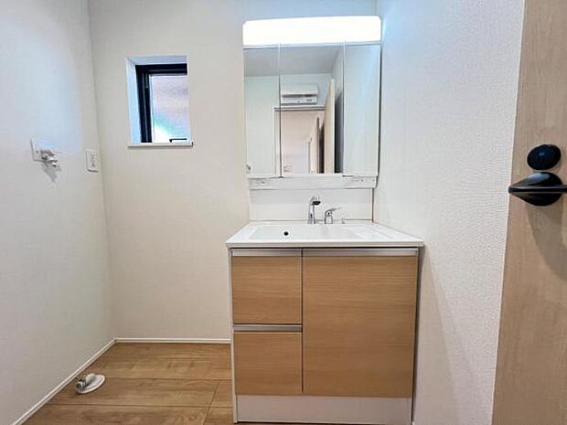 洗面化粧台です。朝の身支度から1日が始まります。