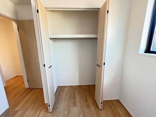いつでもお部屋をスッキリお使い頂ける収納スペースを設置。