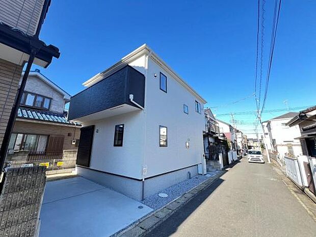 前面道路を含めた現地写真です。ぜひ周辺環境も併せてご覧ください。