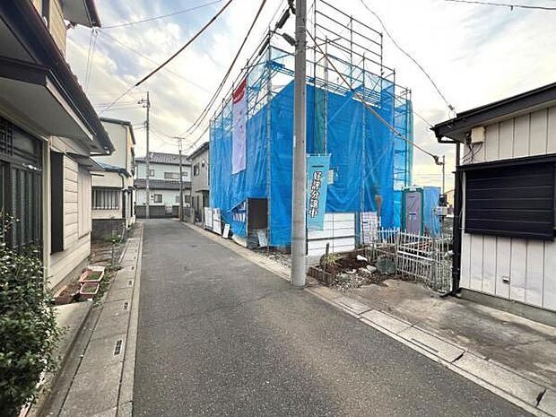 前面道路です。住宅地につき落ち着いた新生活を始められそうです。