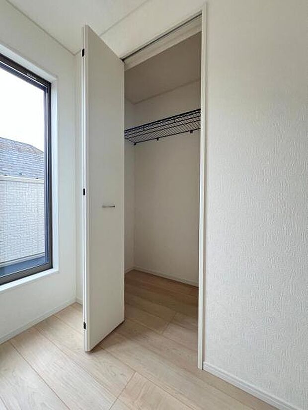 中の物を確認しやすく、取り出しやすい収納スペース。お部屋を広々とお使いいただけます。