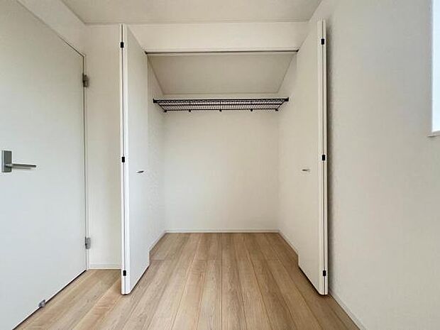 枕棚とハンガーパイプの付いたクローゼットです。