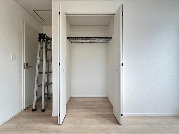 いつでもお部屋をスッキリお使い頂ける収納スペースを設置。