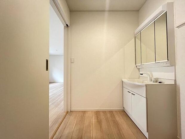 快適で清潔感がある脱衣スペースです。