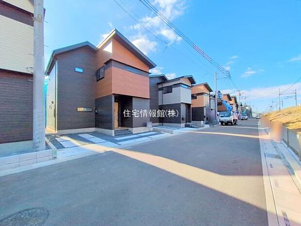 前面道路を含めた現地写真です。