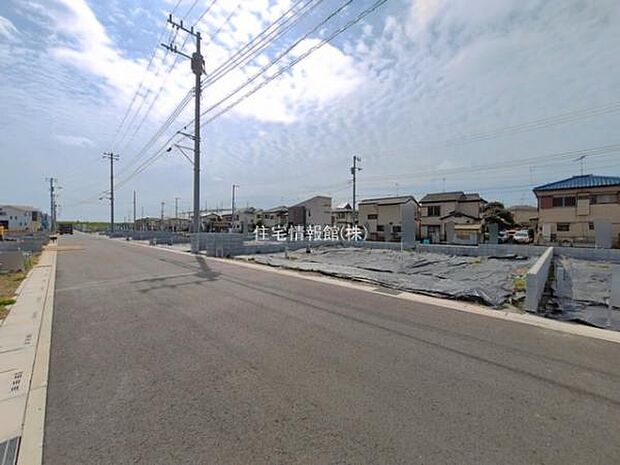 前面道路を含めた現地写真です。