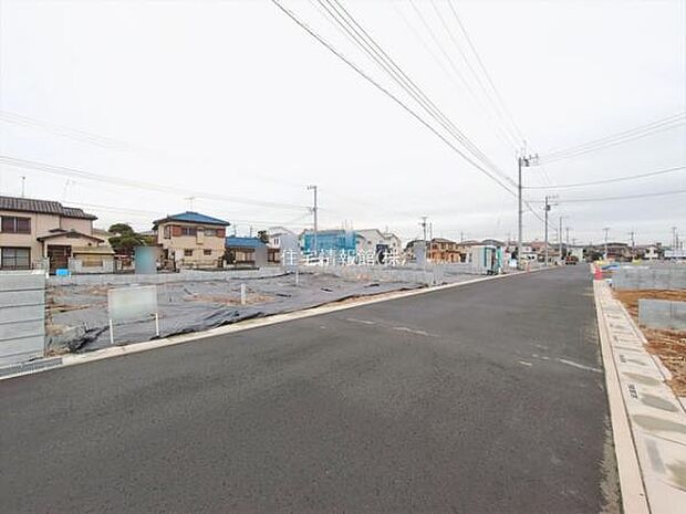 前面道路を含めた現地写真です。