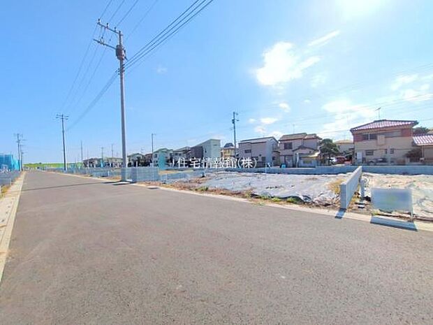 前面道路を含めた現地写真です。