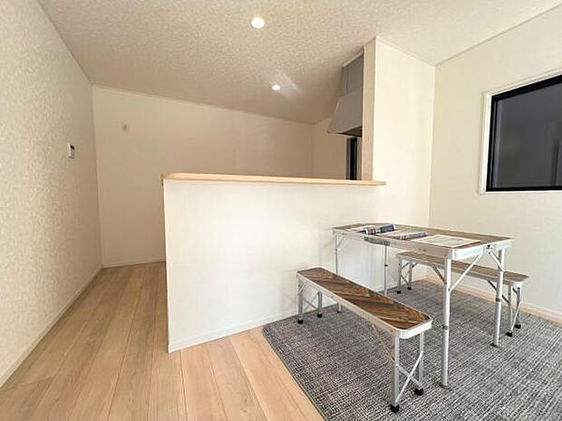 お食事中もキッチンと会話が楽しめるダイニングスペース。