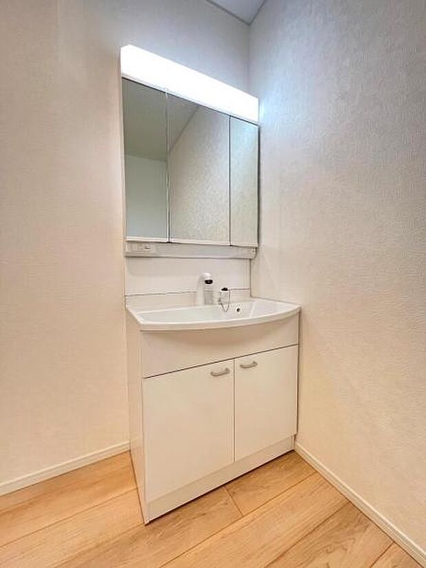 洗面化粧台です。朝の身支度から1日が始まります。