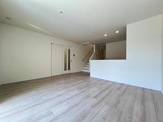 お食事中もキッチンと会話が楽しめるダイニングスペース。