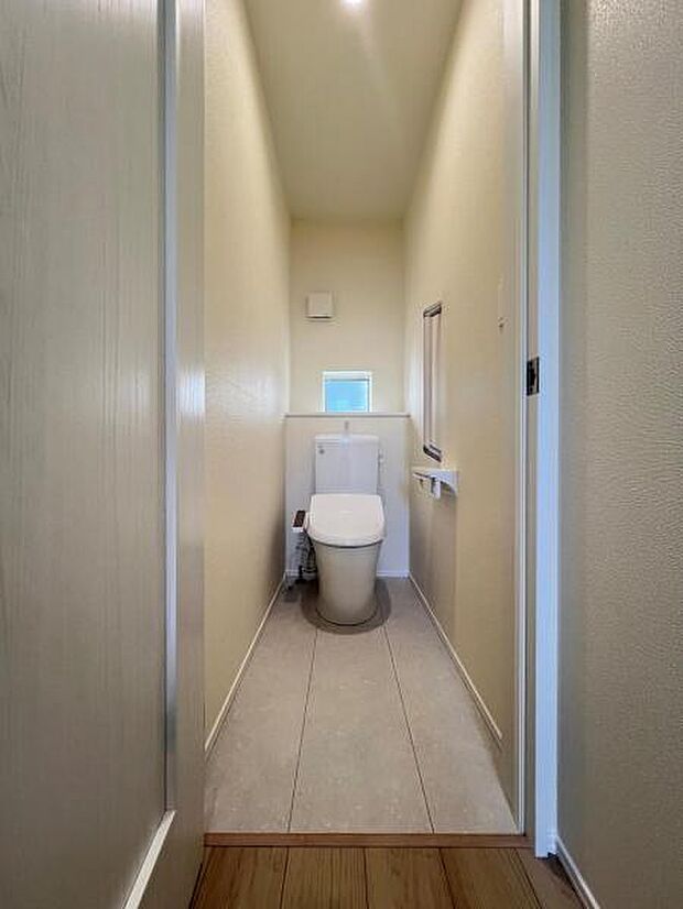 シャワー洗浄機能付のトイレは、清潔感が印象的な空間ですね。