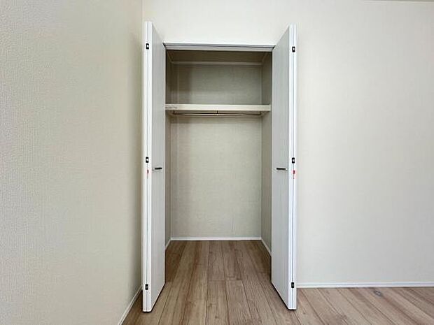 枕棚とハンガーパイプの付いたクローゼットです。