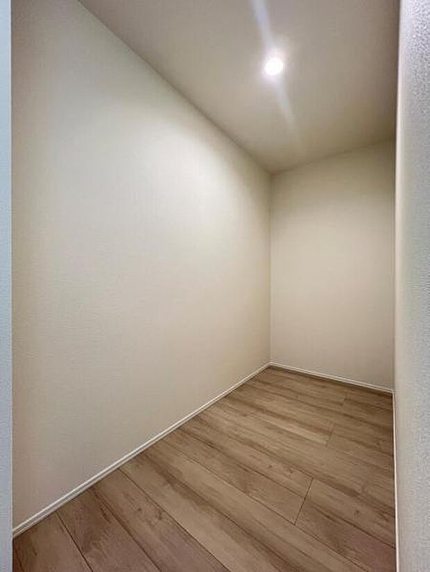 キッチンがすっきり片付くパントリー収納です