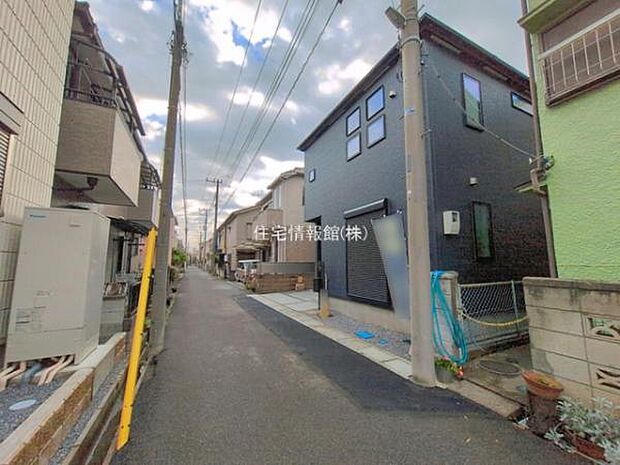 前面道路を含めた現地写真です。