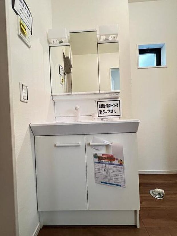 洗面化粧台です。朝の身支度から1日が始まります。