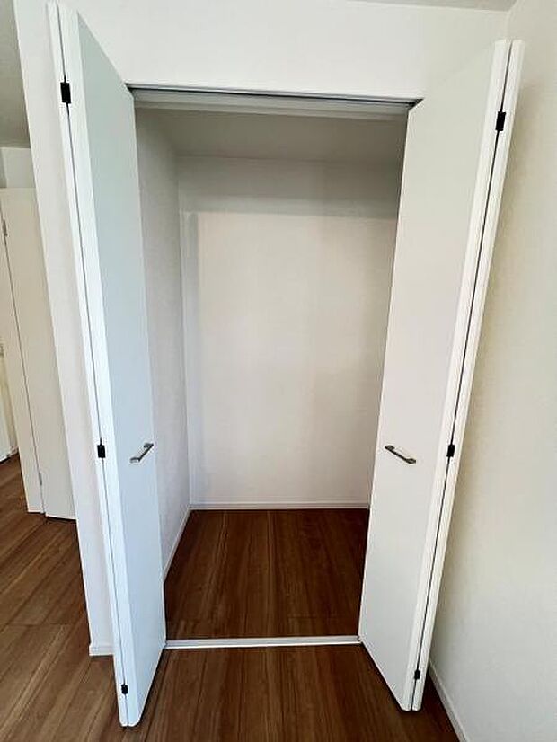 中の物を確認しやすく、取り出しやすい収納スペース。お部屋を広々とお使いいただけます。