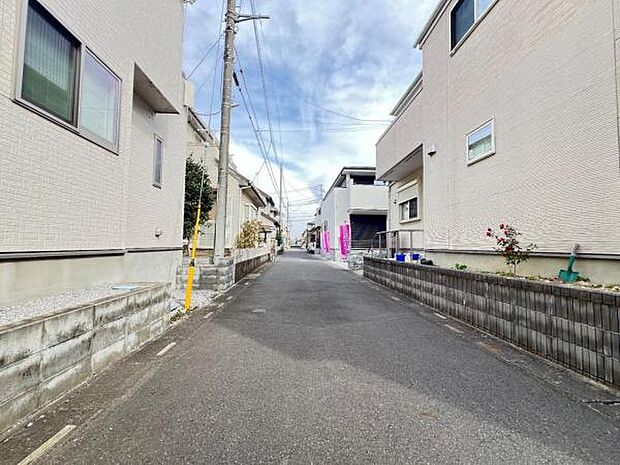 前面道路を含めた現地写真です。