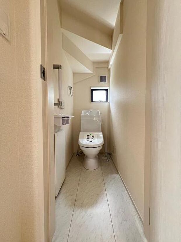 シャワー洗浄機能付のトイレは、清潔感が印象的な空間ですね。